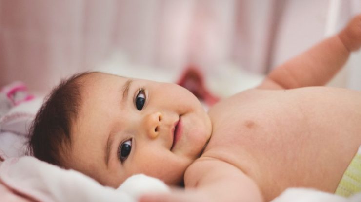 Numele bebelușilor din Italia ar putea fi preluat direct de la mamă. Ce controverse stârnește propunerea