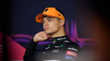 Lando Norris câștigă Marele Premiu al Australiei după o cursă pe ploaie. În prima cursă ca pilot Ferrari, Hamilton termină pe locul 10