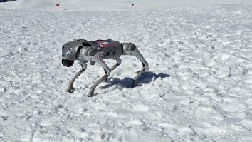 Un câine-robot ajută salvamontiștii în misiunile dificile pe munte. Prototipul a fost prezentat la Sinaia