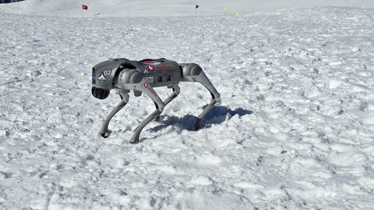 Un câine-robot ajută salvamontiștii în misiunile dificile pe munte. Prototipul a fost prezentat la Sinaia