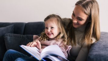 Astăzi celebrăm Ziua Internațională „Citește-mi!”, o sărbătoare dedicată lecturii. Ce cărți le poți citi copiilor