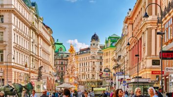 Record istoric: Românii au cheltuit 10 miliarde de euro pe vacanțe în străinătate în 2025