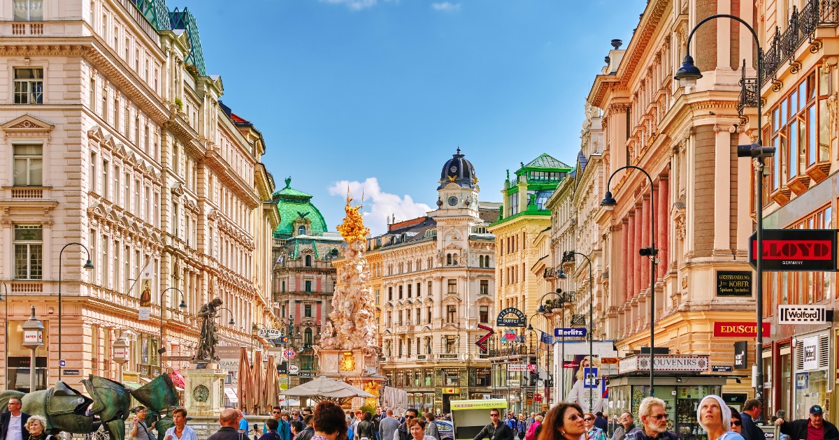 Record istoric: Românii au cheltuit 10 miliarde de euro pe vacanțe în străinătate în 2025