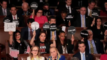 Mai mulți democrați au părăsit încăperea în timpul discursului lui Trump, purtând tricouri cu mesaje către președinte