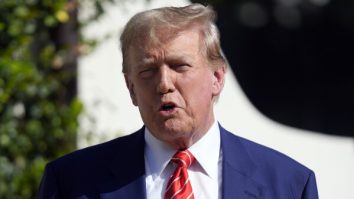 Donald Trump este ținta mai multor atacuri. Malhuret îl compară cu Nero, iar John Merkley a întrebat dacă este agent rus