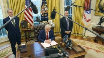 Administrația Trump este obligată să-i reangajeze pe bugetarii demiși. Instanța a hotărât că mii de angajați au fost dați afară ilegal