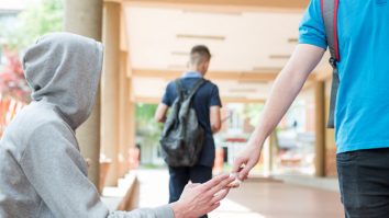 Ministerul Educației introduce un „buton roșu” în școlile și universitățile din România. Le va permite elevilor să trimită sesizări anonime