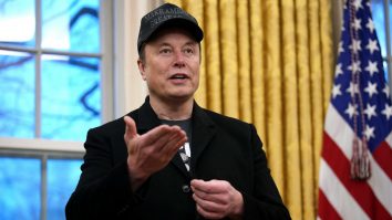 Elon Musk intră în industria restaurantelor cu un proiect inedit. Tesla construiește un diner retro-futurist în Los Angeles