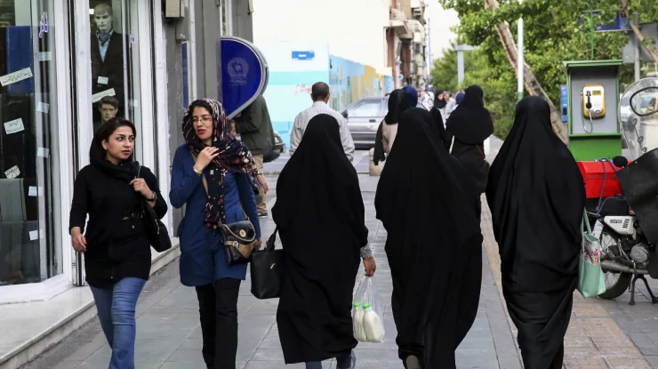 Iranul monitorizează femeile care poartă hijab cu drone și sisteme de identificare facială moderne