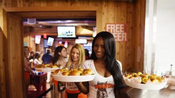 Lanțul de restaurante Hooters renunță la serile cu fete în bikini, din cauza soțiilor geloase: „Ne vom rezuma la mâncare bună”