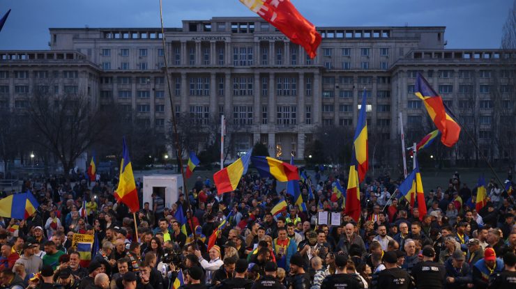 Fitch: Decizia CCR a produs incertitudine politică  ridicată și a dus la scăderea ratingului de țară al României