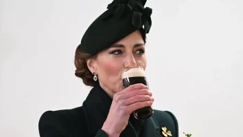 Kate Middleton le-a oferit băuturi și crenguțe de trifoi soldaţilor Gărzii Irlandeze, de Sfântul Patrick