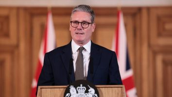 Keir Starmer îl acuză pe Putin că „încearcă să întârzie pacea”. Premierul UK a anunțat formarea unei Coaliții pentru Ucraina