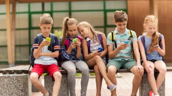 Tu știi cât timp petrece copilul tău online? Vârsta de la care copiii folosesc rețelele sociale a scăzut la 5 ani