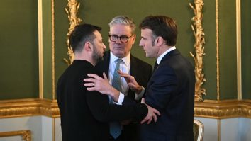 Marea Britanie și Franța propun un „armistițiu de o lună” în Ucraina, inițial limitat la „aer și mare”, nu și terestru, anunță Macron într-un interviu pentru Le Figaro. Președintele francez cere țărilor europene să crească investițiile pentru apărare la 3-3,5% din PIB