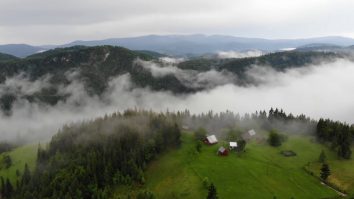 Cauți destinații pentru vacanța de primăvara? În Munții Apuseni, poți experimenta un sejur complet izolat, cu drumeții prin păduri seculare