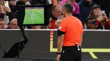 Un arbitru de ligă inferioară din Germania a fost mușcat de testicule și a anulat meciul. Incidentul s-a petrecut la încălzire