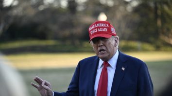 Statele Unite vor impune taxe vamale ridicate asupra Canadei și Mexicului începând de astăzi