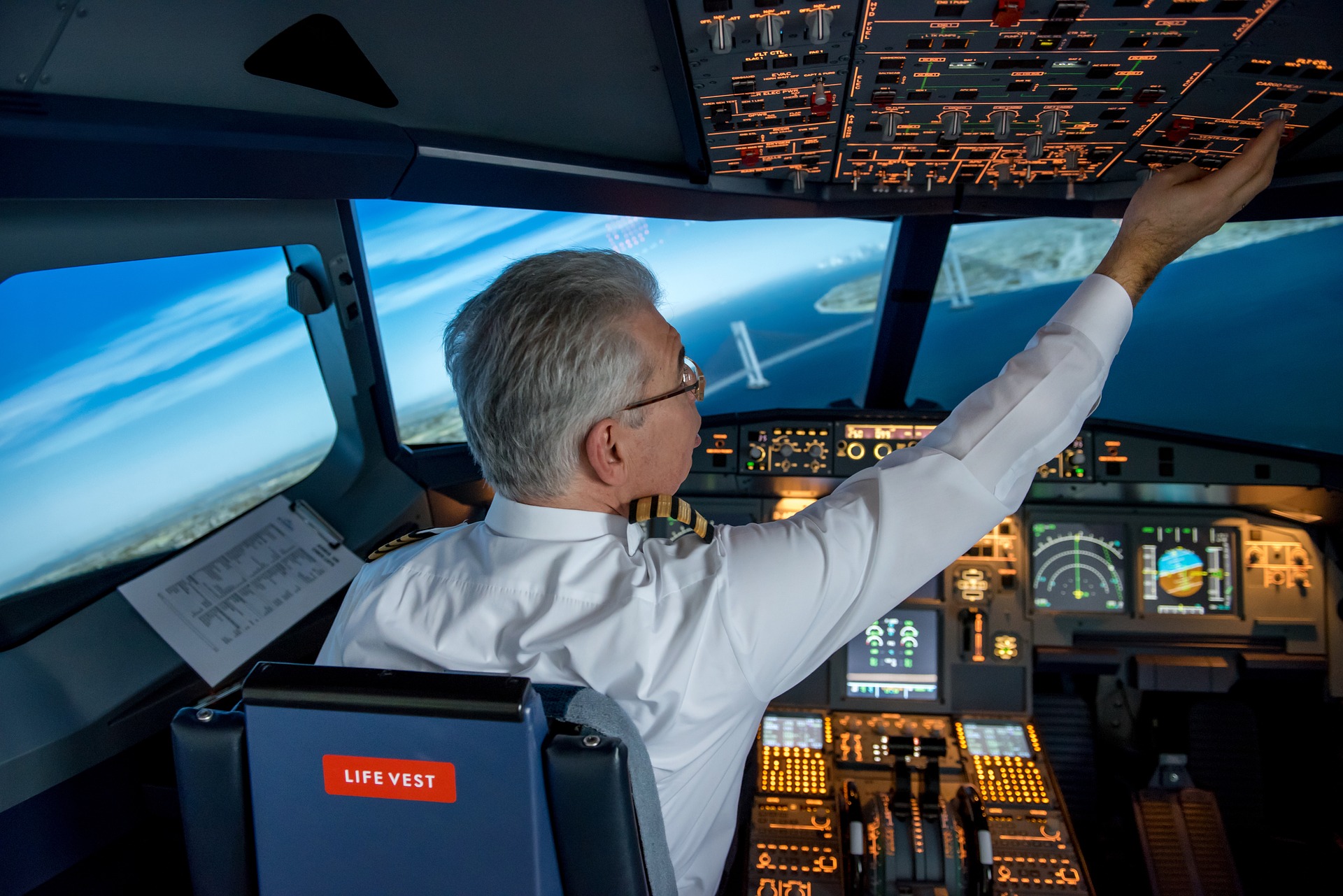 Un avion s-a întors din drum după 2 ore: Pilotul și-a uitat pașaportul acasă. Pasagerii au primit vouchere pentru mâncare