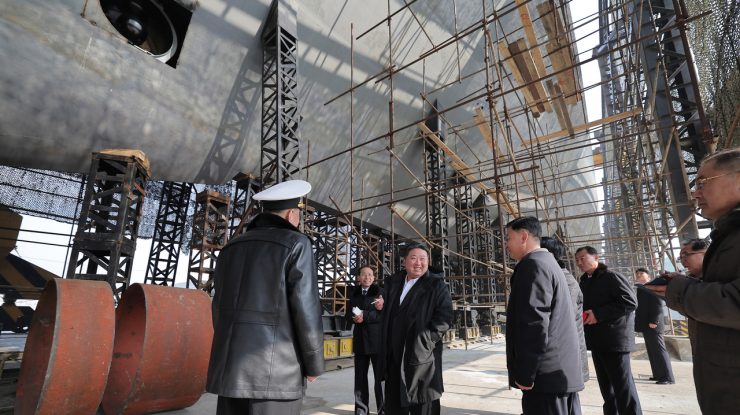 Coreea de Nord dezvăluie pentru prima dată public un submarin cu propulsie nucleară: Kim Jong-un a inspectat construcțiile
