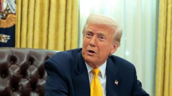 Trump impune taxe vamale de 25% pentru țările care cumpără petrol și gaze naturale din Venezuela