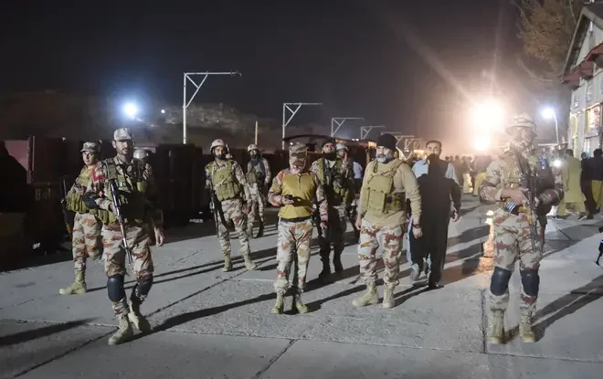 Armata pakistaneză a eliberat peste 300 de ostatici dintr-un tren de pasageri sechestrat de militanți