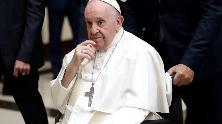 Papa Francisc nu mai folosește ventilația mecanică. Dubla pneumonie este sub control
