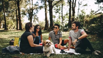 Generația Z preferă întâlnirile duble. Ei caută conexiuni autentice și siguranță în fața aplicațiilor de dating