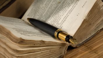 Poezia îți dă aripi: Astăzi sărbătorești Ziua Internațională a Poeziei