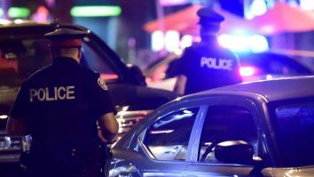 Cel puțin 12 persoane au fost rănite într-un schimb de focuri în Toronto. Suspectul este căutat de poliție