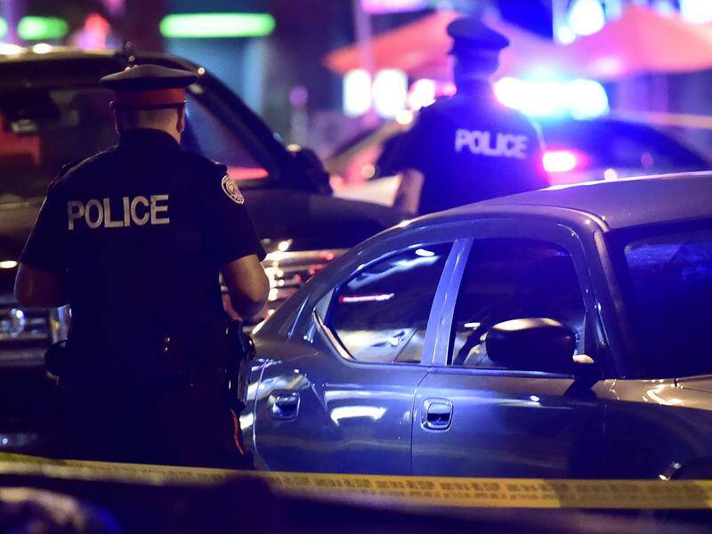 Cel puțin 12 persoane au fost rănite într-un schimb de focuri în Toronto. Suspectul este căutat de poliție