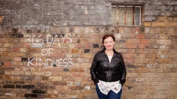 Viața unei femei din Marea Britanie s-a schimbat radical după ce a început să facă zilnic fapte caritabile. Ce impact a avut bunătatea în transformarea sa