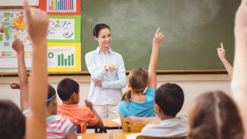 Noile planuri-cadru riscă să nu fie implementate fără sprijinul profesorilor. Bogdan Rațiu, profesor la Liceul „George Emil Palade”: „Frica profesorilor e că nu au timp să dezvolte competențele ”