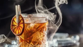 Ce cocktail bei azi? Horsefeather are toate ingredientele unei băuturi de succes. Conține whiskey de secară și ginger beer