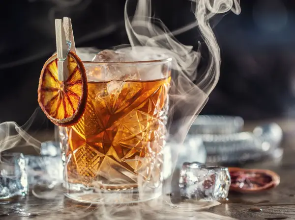 Ce cocktail bei azi? Horsefeather are toate ingredientele unei băuturi de succes. Conține whiskey de secară și ginger beer