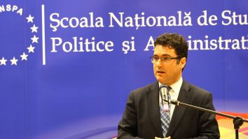 Lecţie practică de pupincurism la Şcoala de Inalte Studii Politice