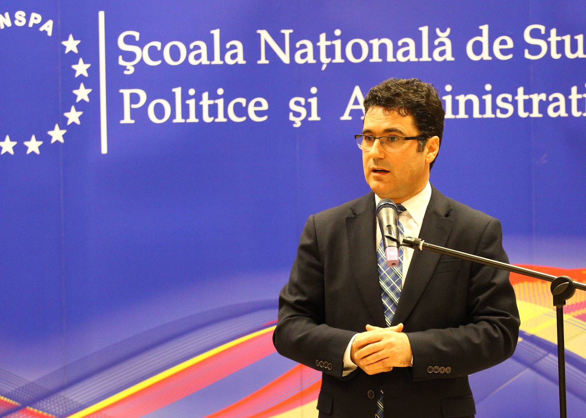 Lecţie practică de pupincurism la Şcoala de Inalte Studii Politice