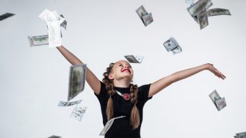 Este Generația Z pregătită de independență financiară? Adrian Mitroi, profesor în finanțe: „Nu mai stați după școală sau guvern, învățați educație financiară singuri”