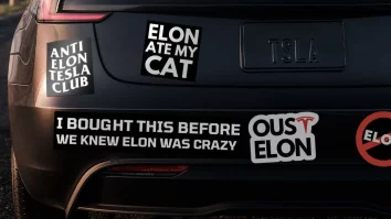 Stickerele Anti-Musk devin un fenomen global printre proprietarii de Tesla: „L-am cumpărat înainte să știu că Elon e nebun”