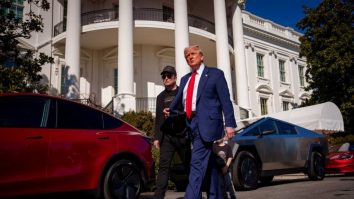 Trump numește boicotul Tesla „ilegal”. Președintele american spune că va cumpăra un Model S pentru a-l susține pe Musk