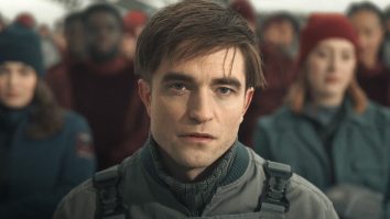 Care sunt filmele spectaculoase de neratat în martie 2025? Robert Pattinson apare în rolul lui Mickey Barnes