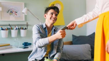 Inflația lovește direct în buzunarele tinerilor. Adrian Negrescu: „Ei trebuie să încerce să se încadreze în banii pe care îi au”