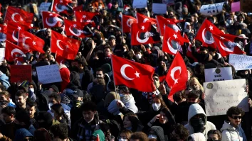 Protestele din Turcia au luat amploare în campusurile universitare și în orașe. Manifestanții au aruncat rachete de semnalizare în poliție