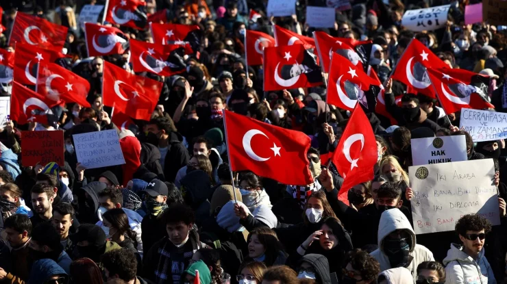 Protestele din Turcia au luat amploare în campusurile universitare și în orașe. Manifestanții au aruncat rachete de semnalizare în poliție