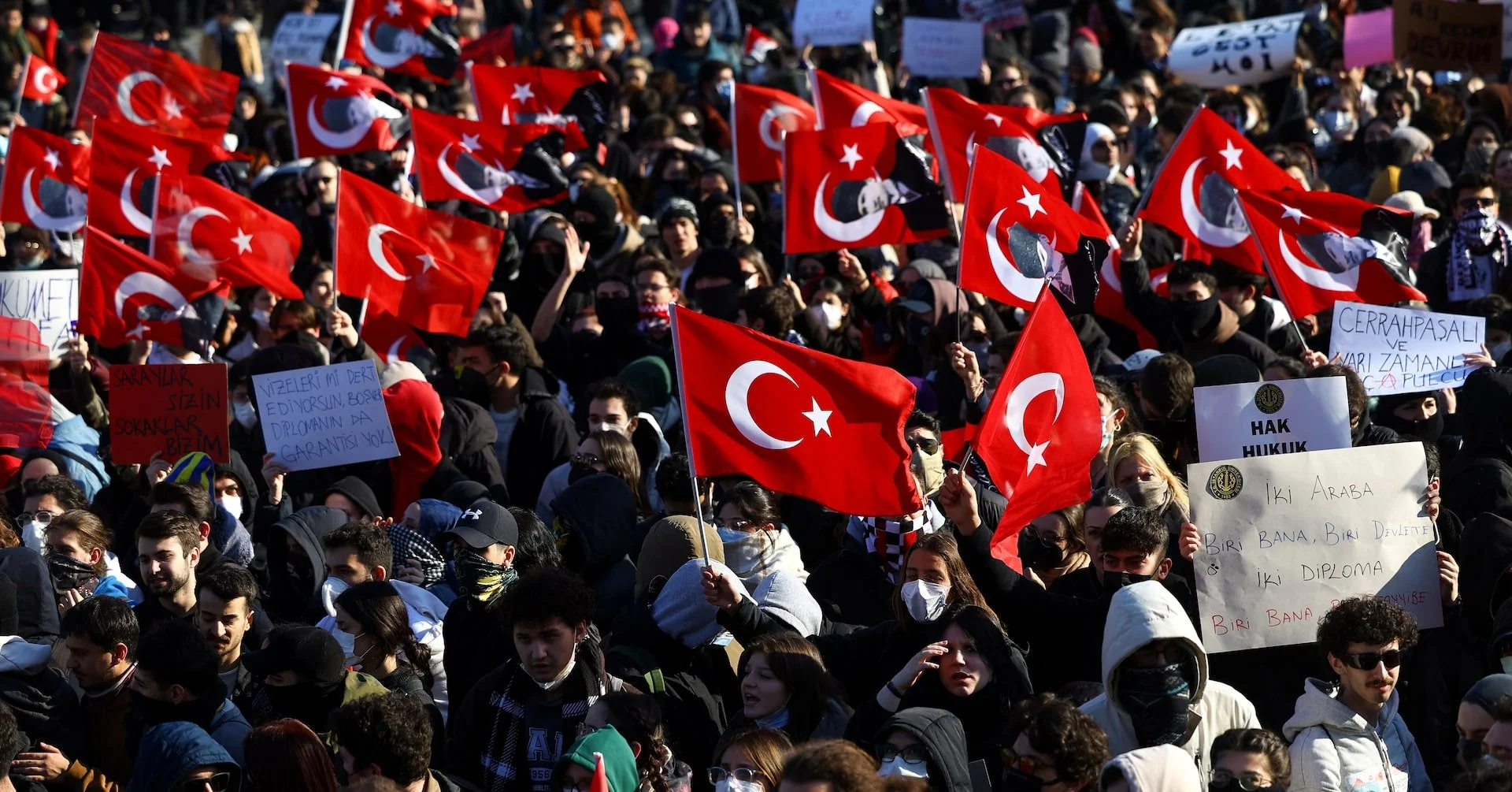 Protestele din Turcia au luat amploare în campusurile universitare și în orașe. Manifestanții au aruncat rachete de semnalizare în poliție