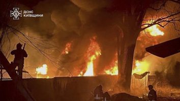 Cel puțin trei persoane au fost ucise, inclusiv un copil în vârstă de cinci ani, după ce Rusia a lansat un baraj de drone care a vizat Kievul