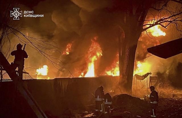 Cel puțin trei persoane au fost ucise, inclusiv un copil în vârstă de cinci ani, după ce Rusia a lansat un baraj de drone care a vizat Kievul