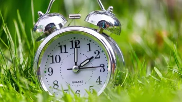 România trece la ora de vară în noaptea de sâmbătă spre duminică. Ce efecte va avea schimbarea orei asupra organismului tău