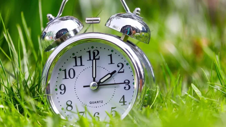 România trece la ora de vară în noaptea de sâmbătă spre duminică. Ce efecte va avea schimbarea orei asupra organismului tău