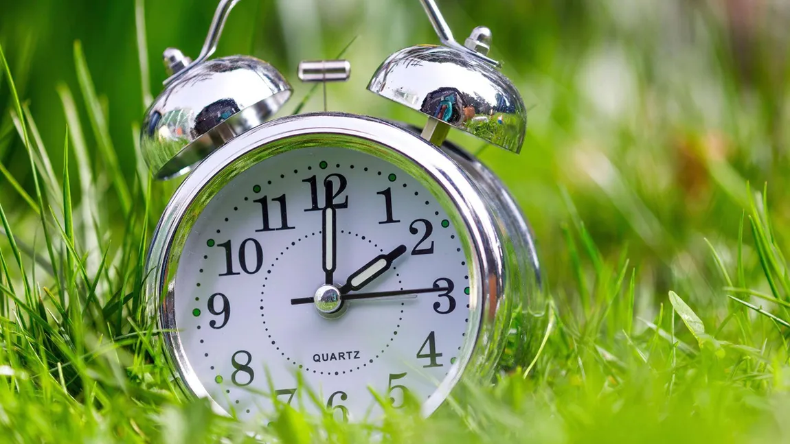 România trece la ora de vară în noaptea de sâmbătă spre duminică. Ce efecte va avea schimbarea orei asupra organismului tău